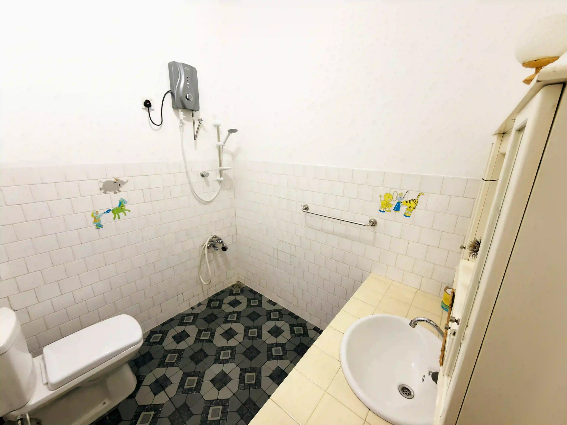 Apartment 01 - Room 1 Rain Shower