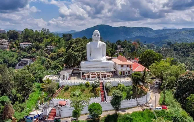 Kandy Lake (Kiri Muhuda) Promenade